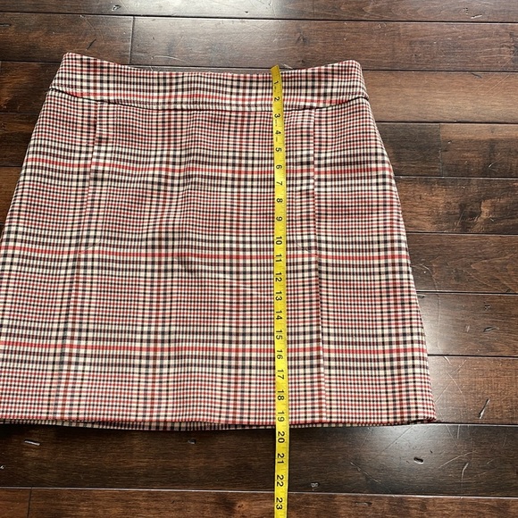 Akris Punto Beige Red Green Plaid Skirt Above knee Size 10 Pleats Designer NWOT - Picture 8 of 14